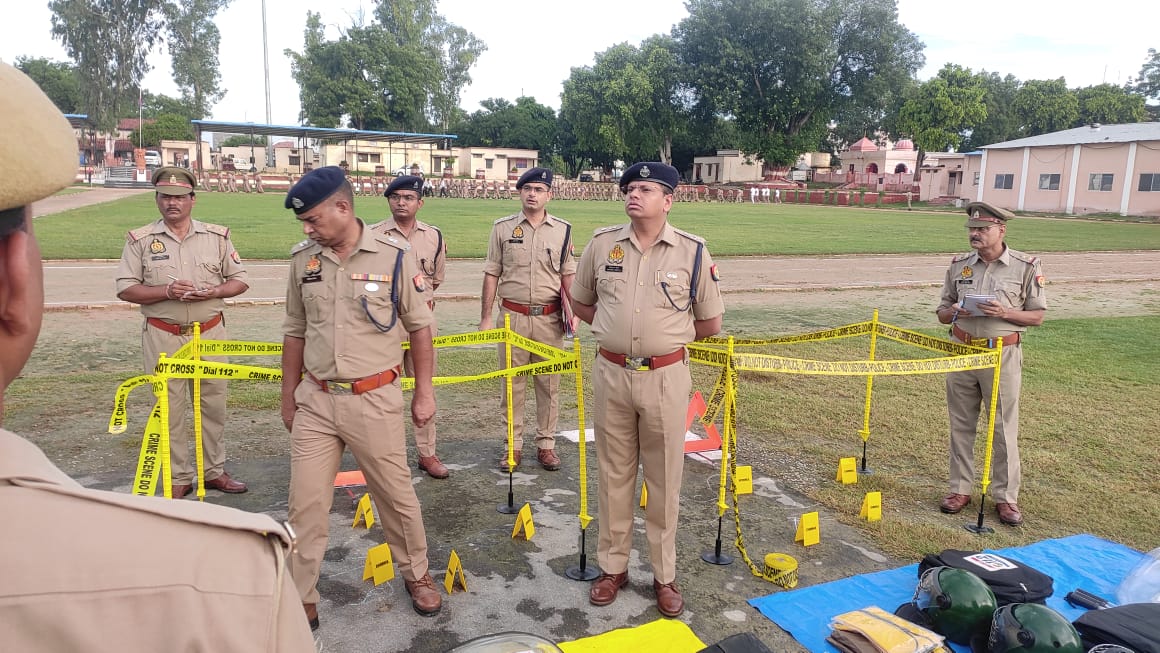    पुलिस अधीक्षक आजमगढ़ ने परेड ग्राउंड का किया निरीक्षण , परेड की ली सलामी , दिये आवश्यक दिशा-निर्देश