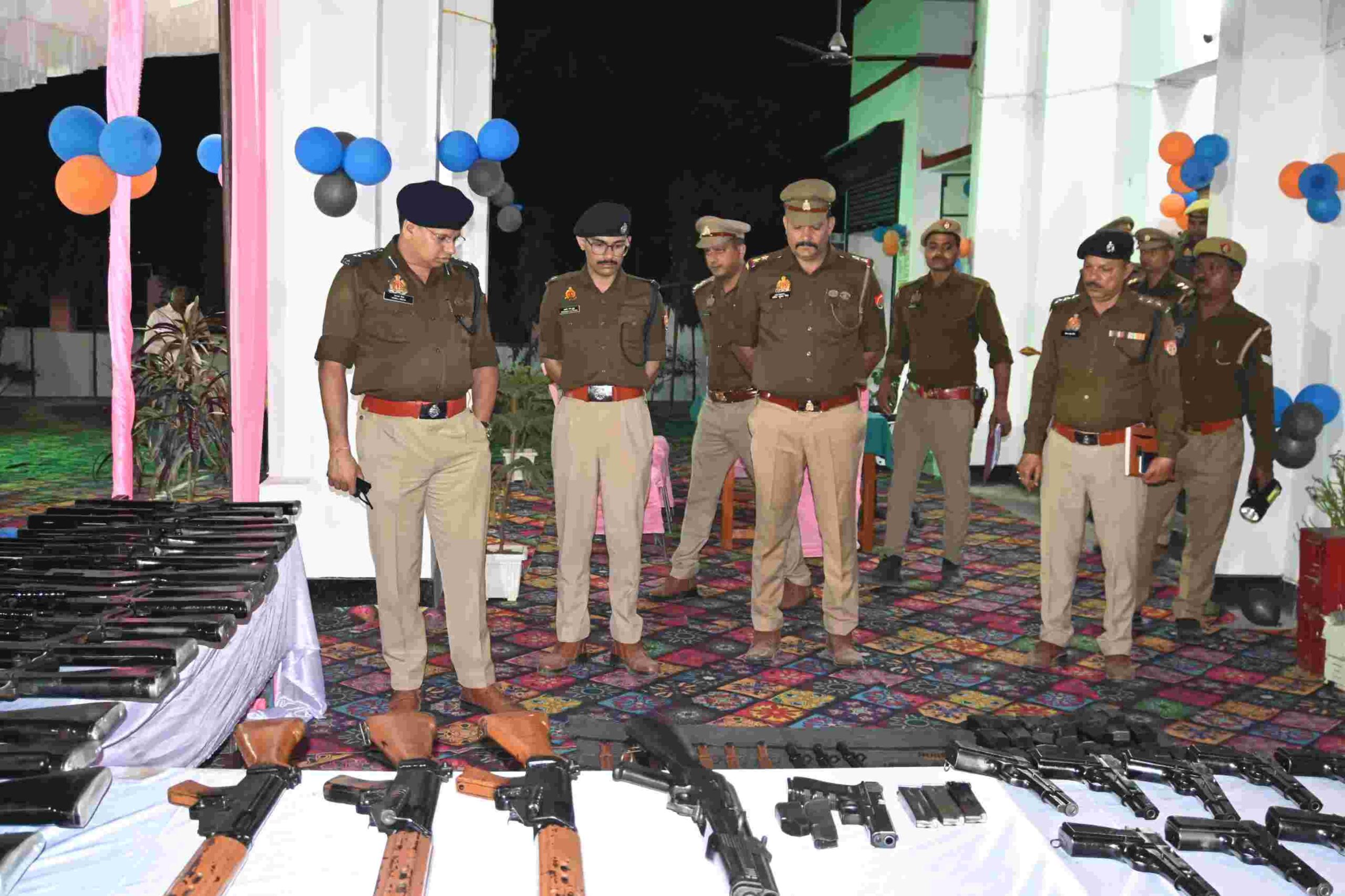 Azamgarh News: पुलिस अधीक्षक ने किया अतरौलिया थाने का किया औचक निरीक्षण