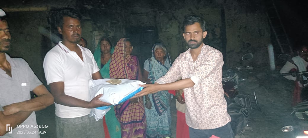 आजमगढ़ के केदारपुर आगजनी में ग्राम्यजन सेवा ट्रस्ट व ग्रामवासियों द्वारा उपलब्ध कराई गई राहत सामग्री