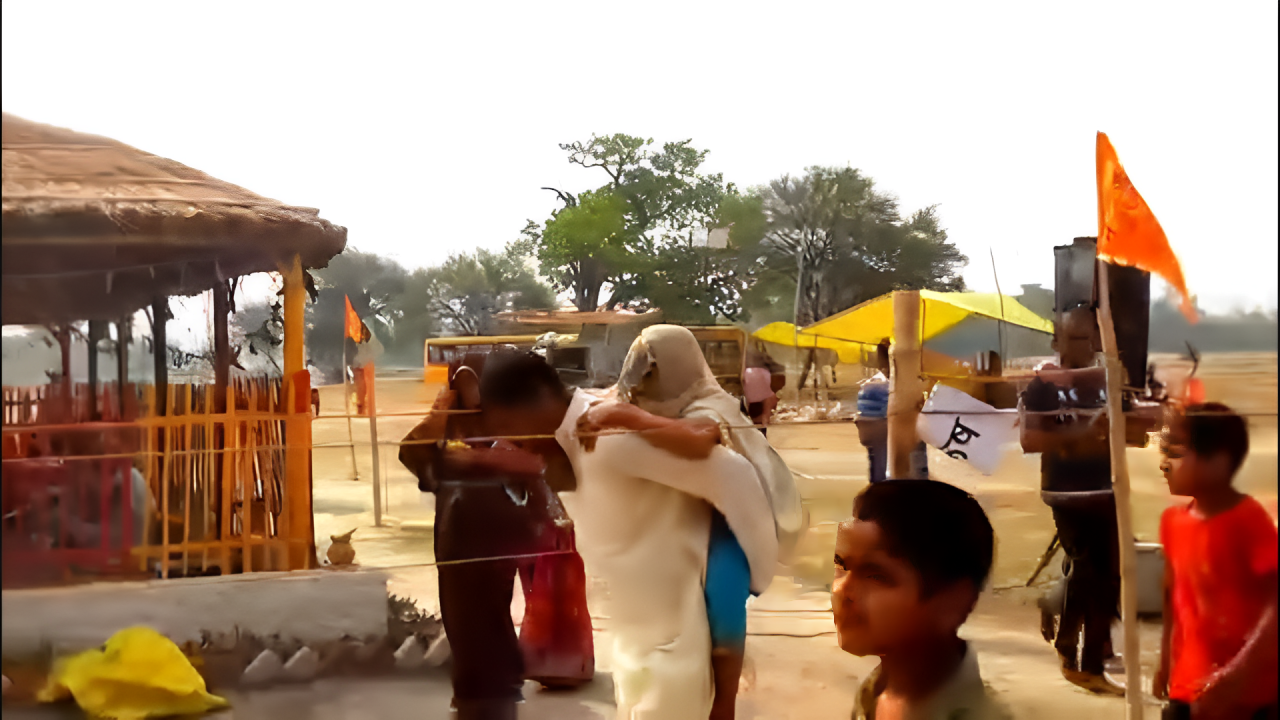 धार्मिक समर्पण की मिसाल: रुद्र महायज्ञ में युवक ने बूढ़ी चाची को पीठ पर बैठा कर कराई परिक्रमा
