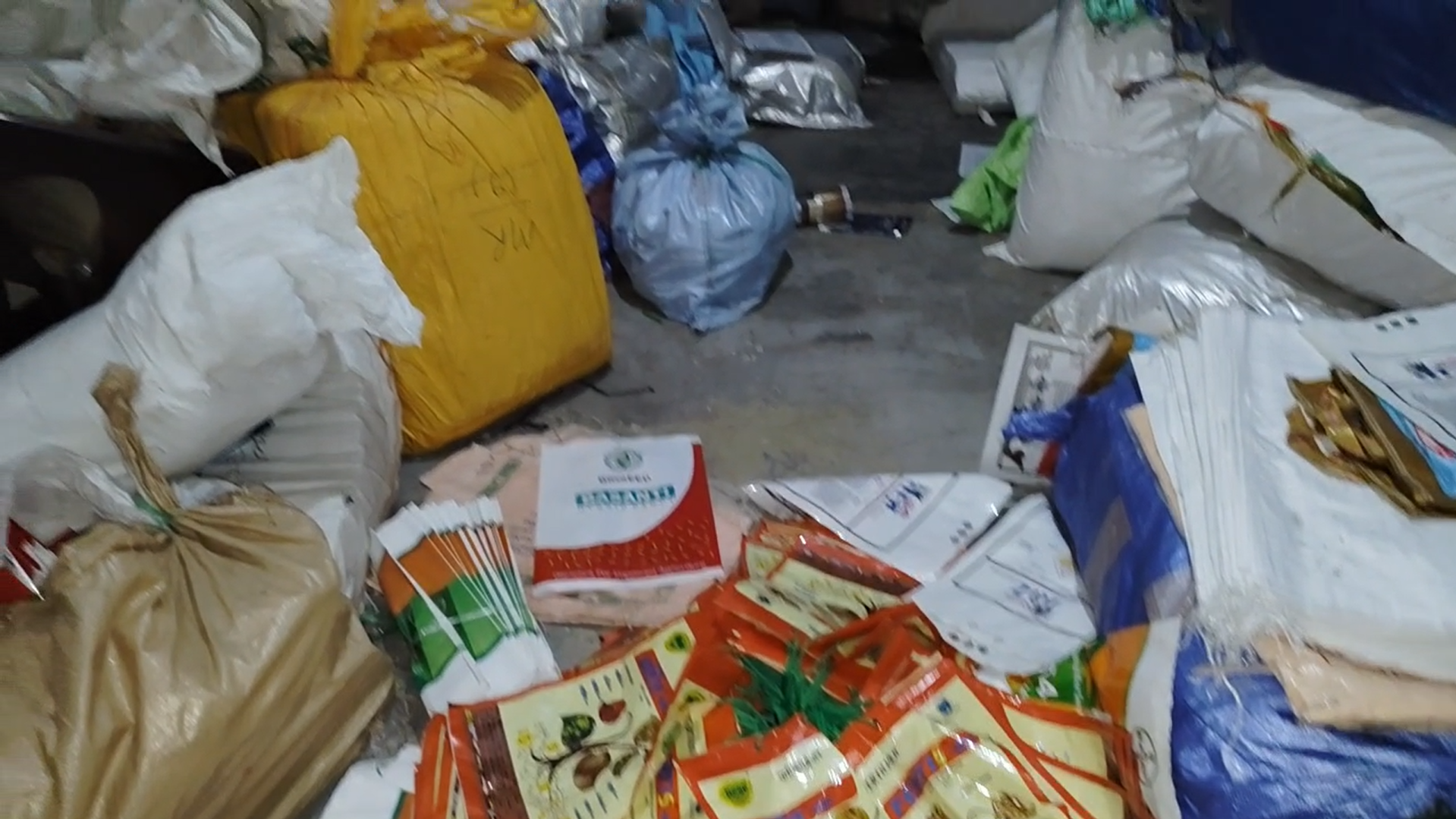 हापुड़ में नकली उर्वरक और पेस्टिसाइड की फैक्ट्री पर छापा, 50 हजार से ज़्यादा पैकिंग बैग बरामद | Muhalla News