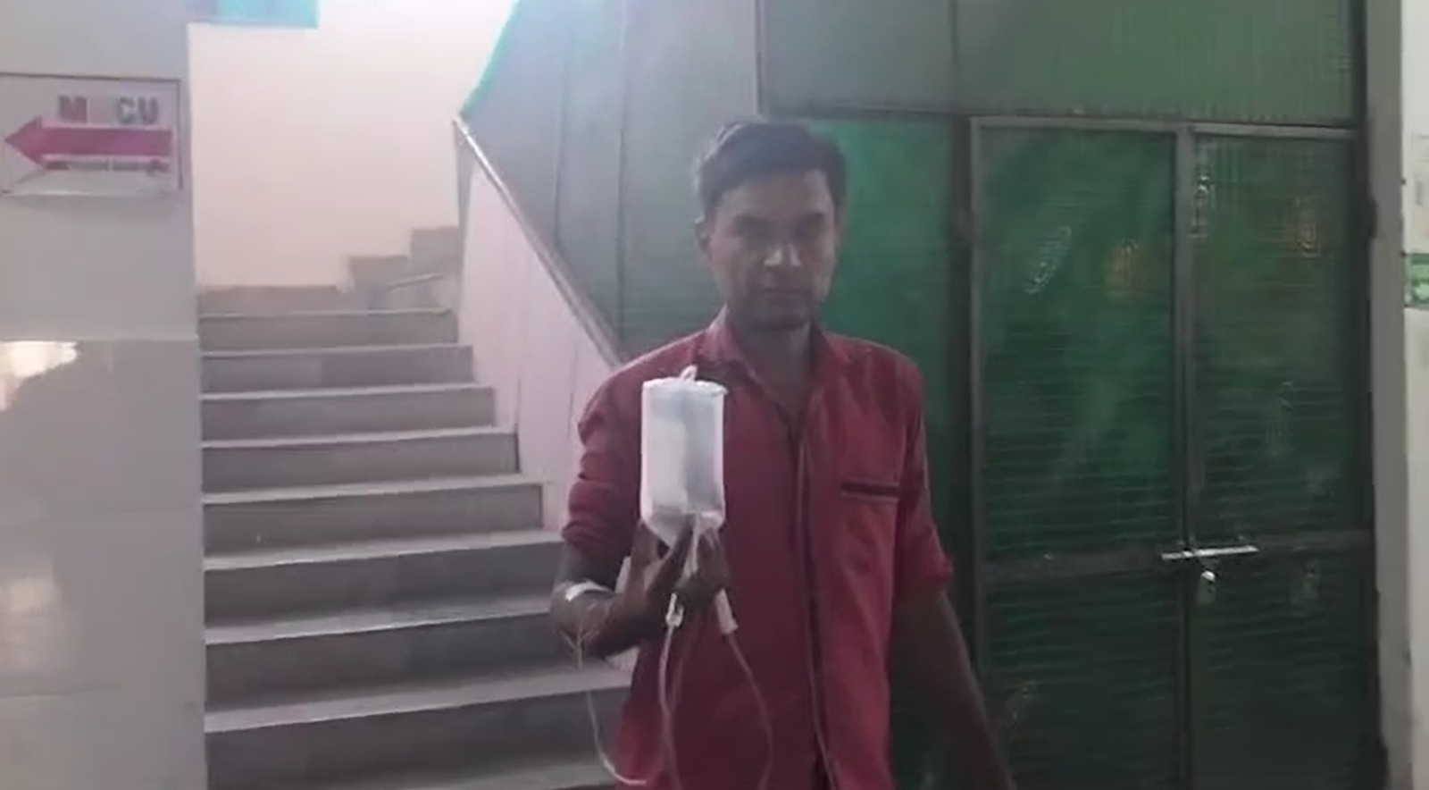 हापुड़ के सिखेड़ा सीएचसी में लापरवाही का एक और मामला: मरीज ग्लूकोज की खाली बोतल लेकर भटकता रहा, स्टाफ नदारद